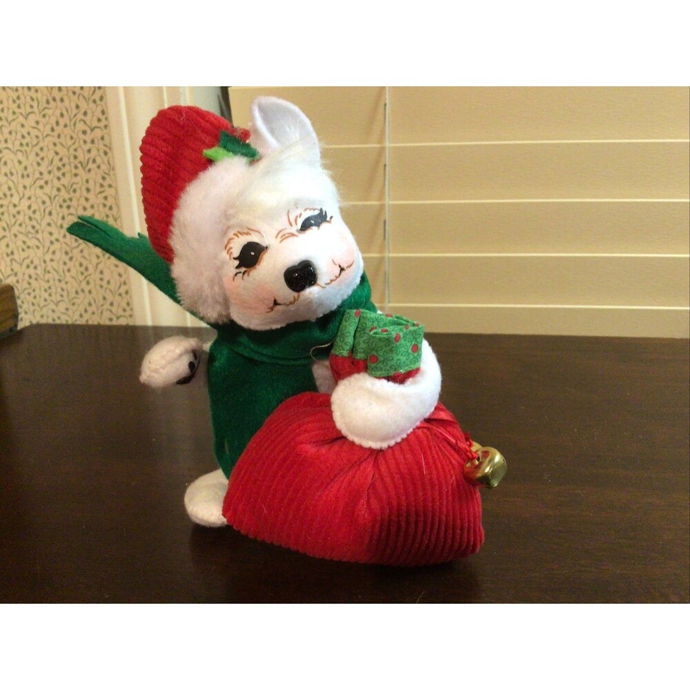 Annalee 2018 Jinglebell Polar Bear 6” Mobility Doll Holding Red Gift Bag